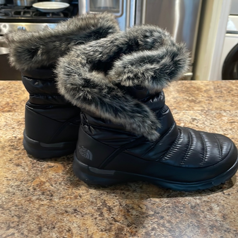 The North Face - size 7. Women’s Thermoball Microbaffle Bootie II